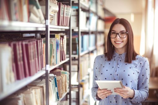 o que é o enade: menina segurando caderno