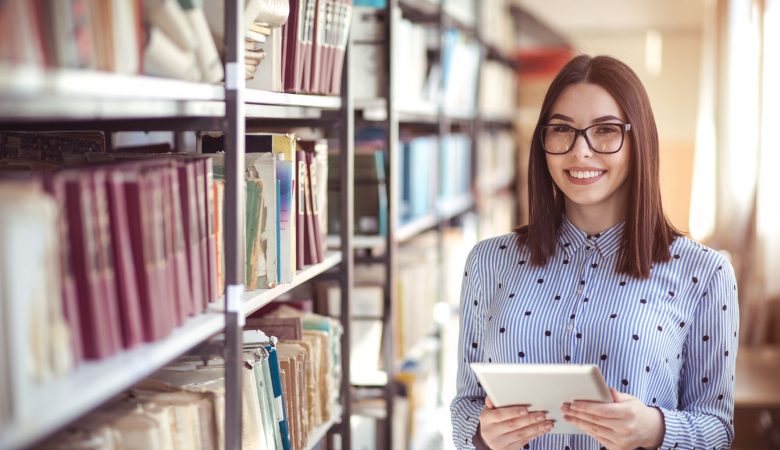 o que é o enade: menina segurando caderno