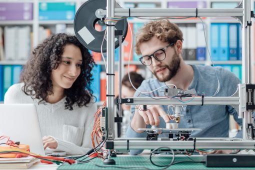 iniciação científica: casal de amigos em laboratório de tecnologia