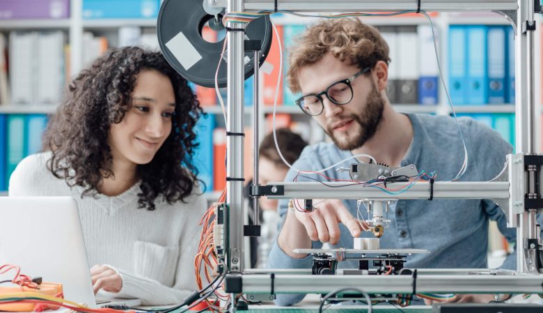 iniciação científica: casal de amigos em laboratório de tecnologia