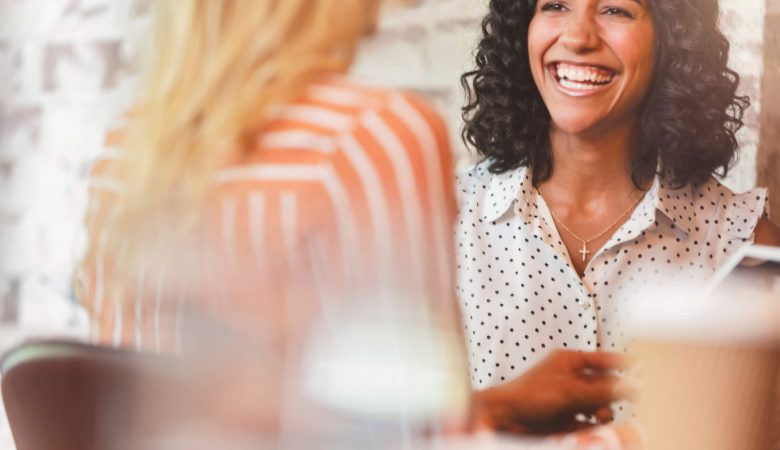 Desenvolvimento de carreira: jovem mulher sorrindo