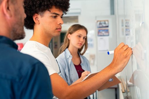 Fazer Faculdade de Economia vale a pena