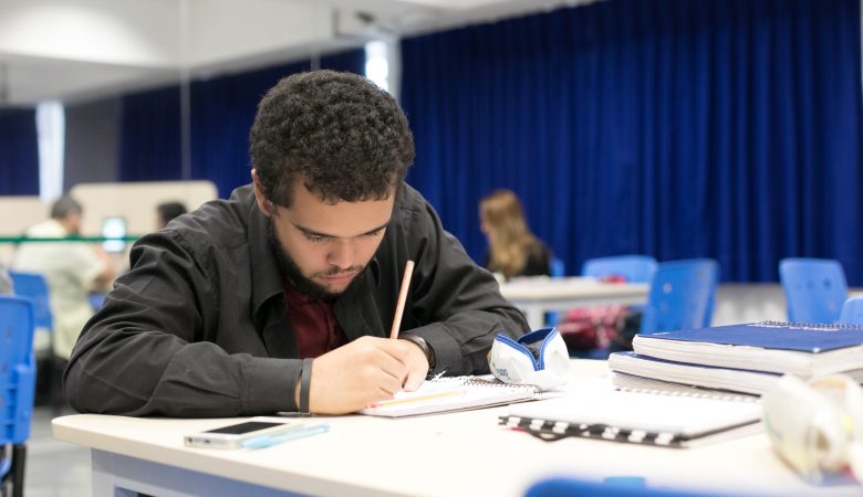 Descubra como melhorar a concentração nos estudos com as cinco dicas que compartilhamos nesse artigo.